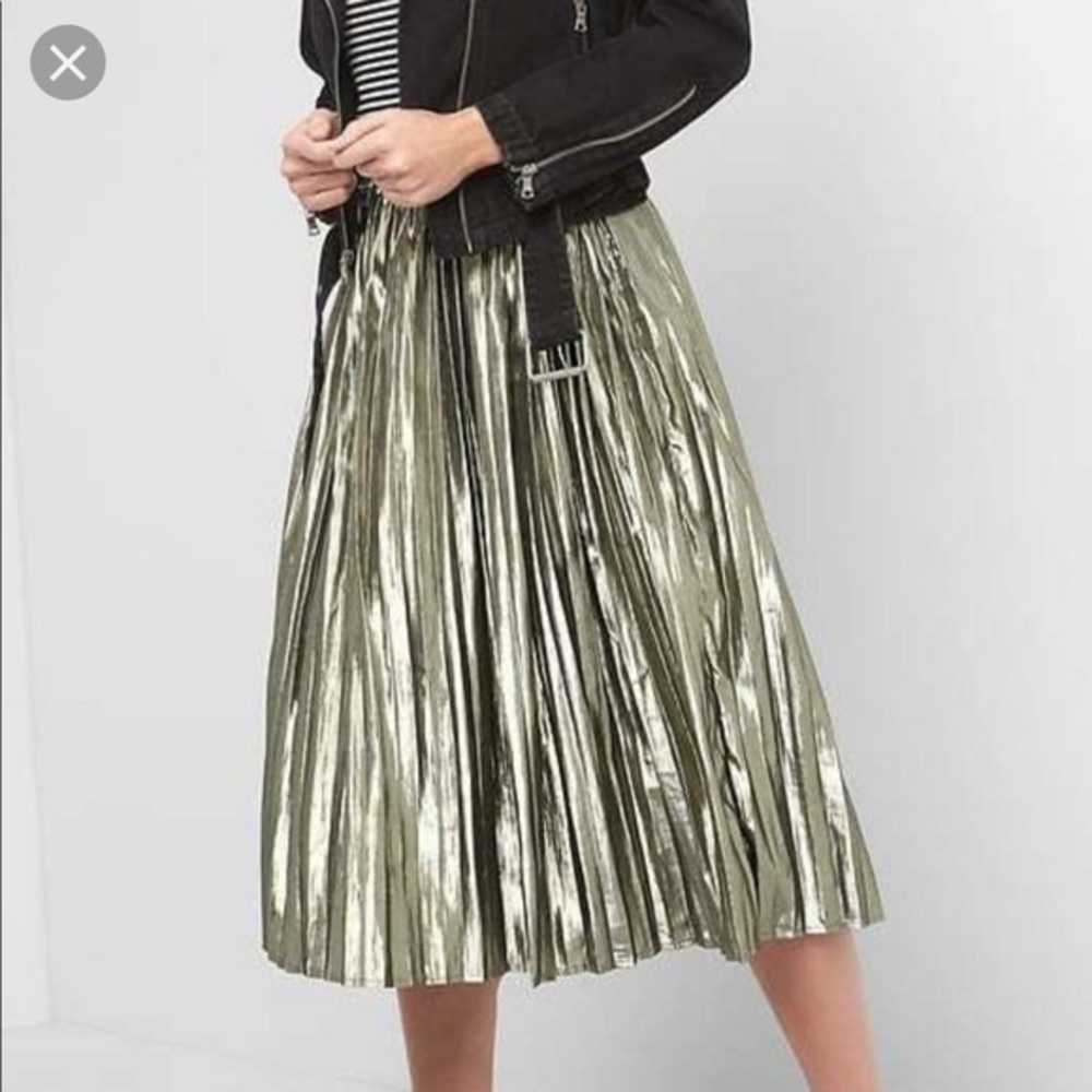 Gap gold pleated skirt